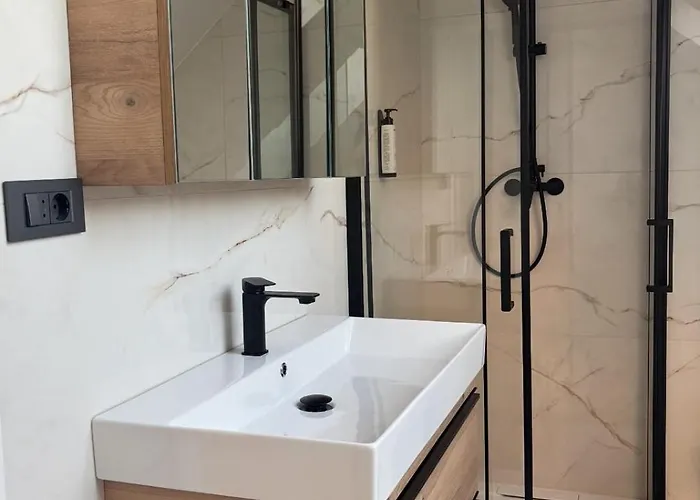 Modern House بيت للعطل بتوي